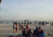 بالصور.. مواطنون ومقيمون يستمتعون بساحل مراسي البحرين في ديار المحرق