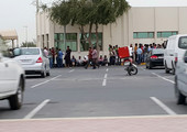 بالصور..عشرات الآسيويين ينتظرون أمام بوابة تدريب السياقة لتقديم موعد الامتحان