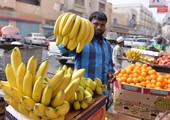 بالصور... آسيويون «فري فيزا» يبيعون الخضار والفاكهة في شوارع المنامة