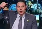 سعيد حساسين يخلع حذاءه على الهواء ويتبرع به للأرجنتين 