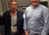 صورة تجمع خاطف الطائرة المصرية مع أحد الركاب المخطوفين