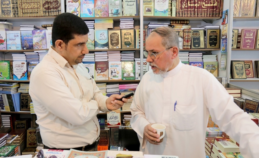 في معرض الكتاب الإنترنت وعوامل أخرى تسرق نصف الإيرادات محليات صحيفة الوسط البحرينية مملكة البحرين