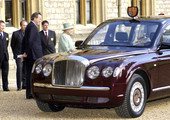 ملكة بريطانيا تعرض سيارتها الـ 