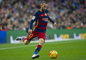 اليكس فيدال يغيب عن برشلونة لإصابته بتقلص عضلي