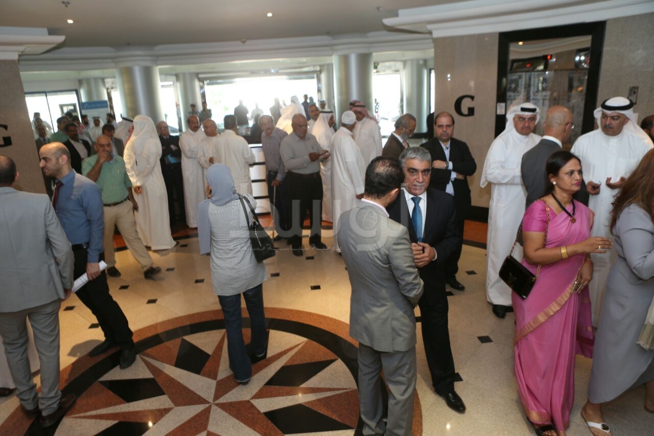 بالصور&hellip; طابور طويل من أعضاء "غرفة التجارة" بانتظار استكمال إجراءات