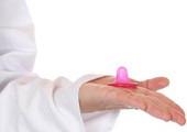 حقائقٌ حول العازل الأنثويّ: لمحةٌ سريعةٌ