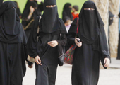 السعودية.. عضو «شورى» يطالب بالسماح للمرأة بقيادة «الدراجة»
