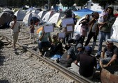 اليونان تبدأ في إخلاء مخيم اللاجئين في ميناء بيرايوس