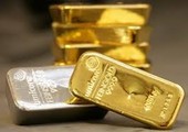 الذهب ينخفض والفضة تقلص مكاسبها مع صعود الدولار