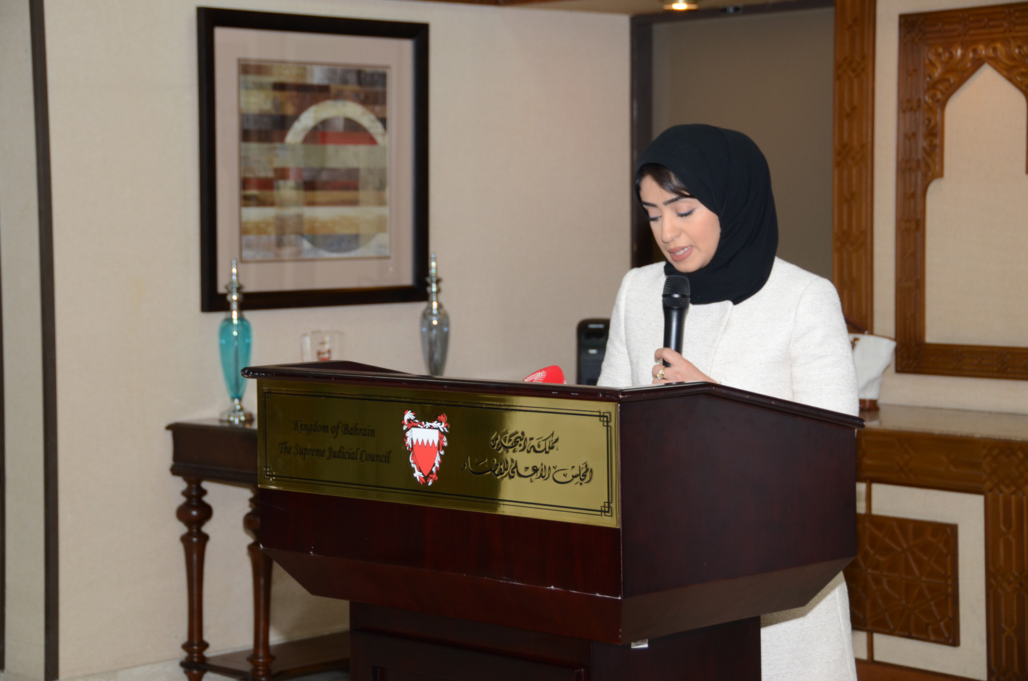 قضاة المستقبل يُؤدون القسم أمام أعضاء المجلس الأعلى للقضاء | البحرين