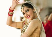 سونام كابور تهزم بريانكا شوبرا وتحصل على لقب 