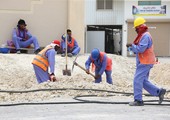 بالصور... العمال يمارسون اعمالهم بجهد واخلاص