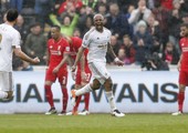 سوانزي يهزم ليفربول بثلاثية في الدوري الإنجليزي