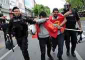 الشرطة التركية تطلق الغاز المسيل للدموع على محتجين في وسط اسطنبول