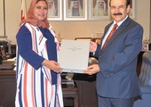وزير الطاقة يتسلم نسخة من شهادة الماجستير من الصحافية مريم الشروقي