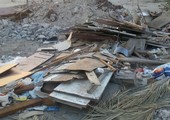بالصور ..تكدس النفايات والأنقاض بمجمع 1019 بدمستان والأهالي يطالبون بالإزالة
