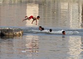 بالصور...أطفال يسبحون في بحر 