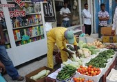 بلاغ ضد بلدية المنامة لرمي الخضروات والفواكه بشاحنه نقل القمامة