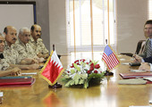 القائد العام لقوة الدفاع يستعرض علاقات التعاون مع قائد القوات المركزية الأميركية