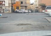 بالصور... أهالي البلاد القديم يشكون تضرر سياراتهم بفعل حفر تملأ مجمع 365