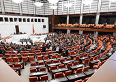 البرلمان التركي يصوت لصالح رفع الحصانة عن 138 نائباً