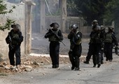 قوات إسرائيلية تعتقل 13 فلسطينيا في الضفة الغربية