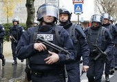 الشرطة الفرنسية تستخدم الغاز المسيل للدموع لتفريق مضربين عطلوا مصفاة ومستودعا للوقود