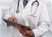 التحقيق مع طبيب ضرب ممرضة وخلع حجابها في السعودية