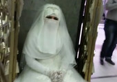 بالصور... تعرف على قصة عروس تحاول دخول المسجد الحرام بفستان الزفاف