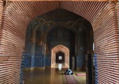 مسجد مغولي مميز في باكستان يتداعى ببطء بسبب الإهمال المزمن