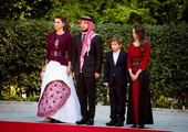 التطريز الأردني سر أناقة الملكة رانيا في عيد الاستقلال