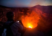 بالصور... مشهد ذوبان الحمم البركانية يأسر السياح في نيكاراغوا 