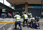تحول احتجاجات في فنزويلا إلى العنف وسط اضطرابات سياسية