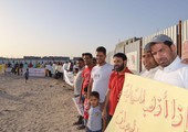 أهالي كرزكان في اعتصامهم يطالبون بتنفيذ توجيهات رئيس الوزراء بشأن مشروع اللوزي