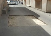 بالصور... أهالي مجمع 314 بالنعيم يطالبون بإغلاق حفرة بعد تضرُّر سياراتهم وتشغيل الإنارة بالمنطقة