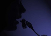 دراسة: تناول الطعام في الظلام يساعد على إنقاص الوزن