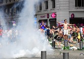 بالصور... جماهير انجلترا تواصل أعمال الشغب منذ وصولها إلى فرنسا