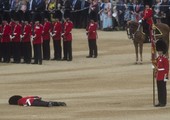 بالصور... انهيار جندي أثناء احتفالات ملكة بريطانيا بعيد ميلادها.. والسبب قبعته