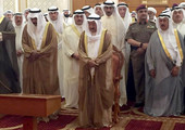 بالصور... أمير الكويت وولي عهده يؤدون صلاة الظهر في مسجد الامام الصادق