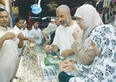 هدايا المعتمرين تنعش أسواق مكة.. والمصاحف تتصدر