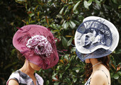 بالصور : آخر غرائب التصميم في قبعات بريطانيا