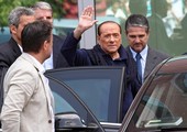 بالصور... بيرلسكوني يغادر المستشفى ويرد بحذر على توقعات مستقبله السياسي