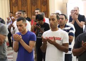 بالصور... مقلدو فضل الله يصلون العيد داخل 15 مسجداً وخارجها صباح اليوم