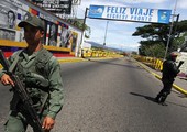 مئات الفنزويليات يقتحمن الحدود الكولومبية لشراء مواد غذائية