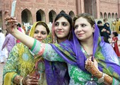 بالصور... الباكستانيات يتزين للعيد بنقوش الحناء