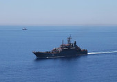 سفينة إنزال روسية تعبر مضيقي البحر الأسود متوجهة إلى سورية