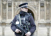 الشرطة البريطانية تفحص عبوة مريبة في مبنى البرلمان