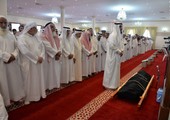 بالصور... تشييع جثمان الحاج حسن علي عبدالله أبل في مقبرة المحرق