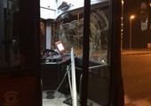 بالصور... أضرار متفرقة بحافلة بعد اصطدامها بشاحنة على شارع الشيخ جابر الصباح