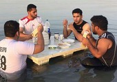 مجموعة من الأصدقاء أزعجتهم الحشرات فدخلوا بحر كرزكان وتناولوا الطعام فيه